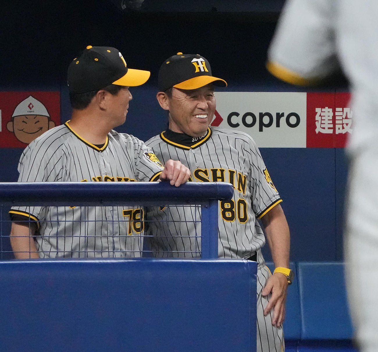 中日対阪神　6回表阪神2死満塁、西純の右越え3点適時二塁打にベンチで笑顔を見せる岡田監督（左から2人目）（撮影・森本幸一）