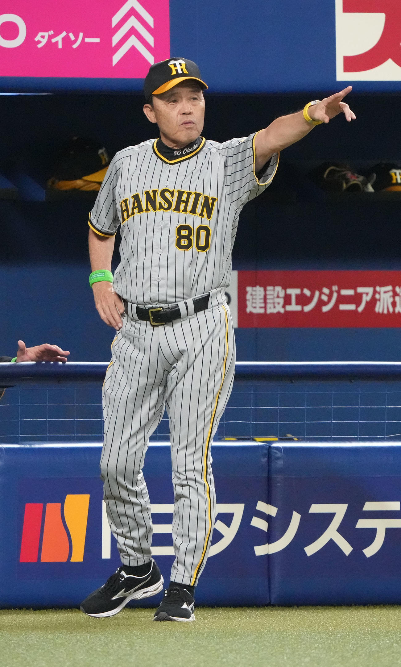 中日対阪神　9回表阪神2死二塁、代打を告げる岡田監督（撮影・森本幸一）