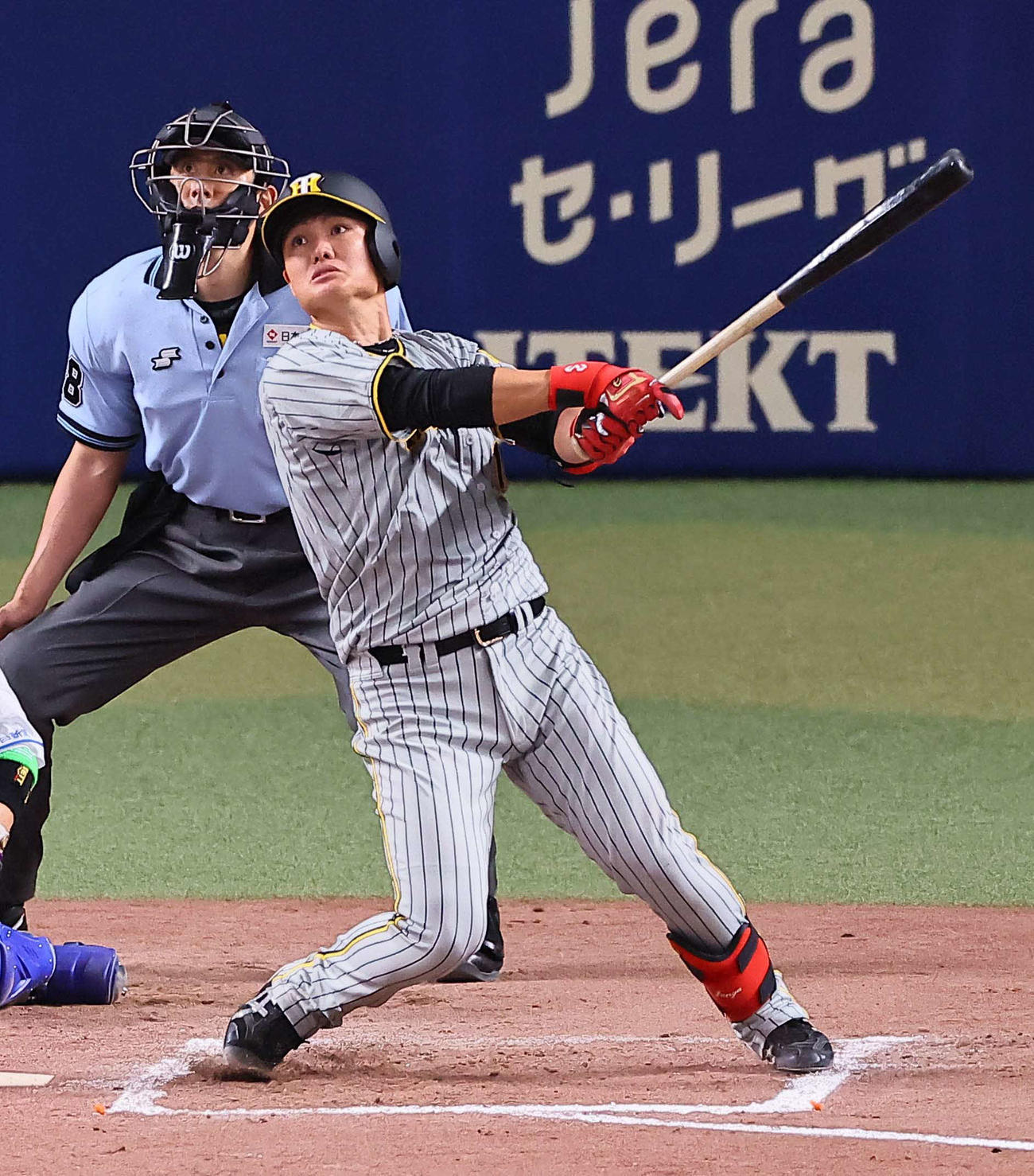 中日対阪神　6回表阪神2死満塁、西純は右翼へ走者一掃の適時二塁打を放つ（撮影・上田博志）