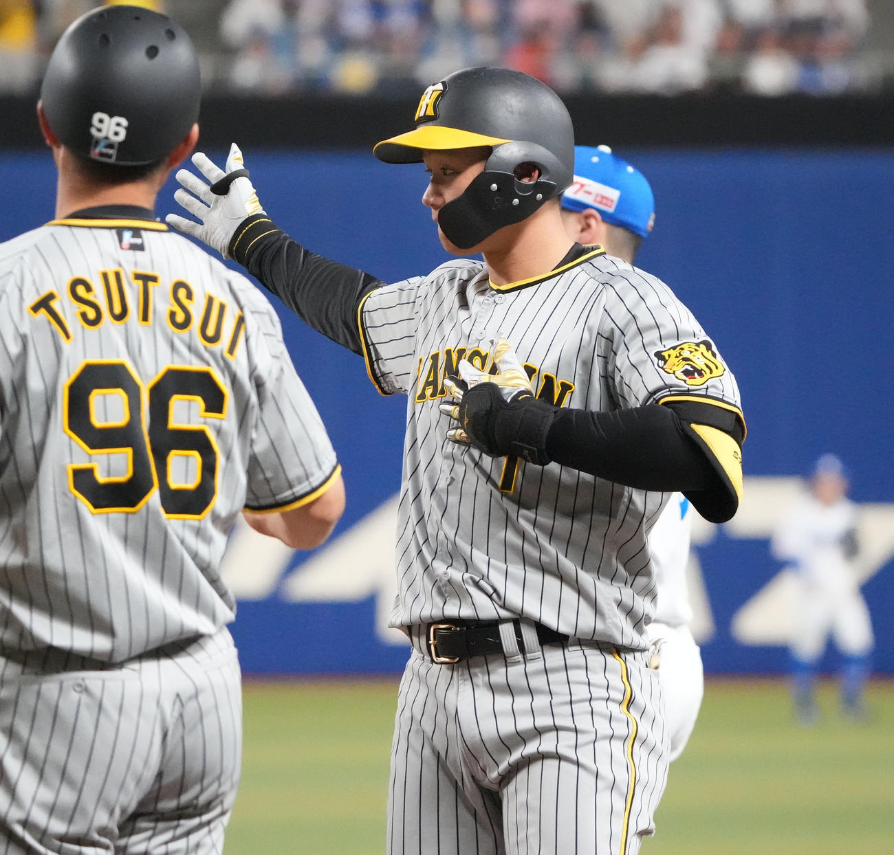 中日対阪神　3回表阪神2死二塁、左前適時打を放った森下（右）（撮影・森本幸一）