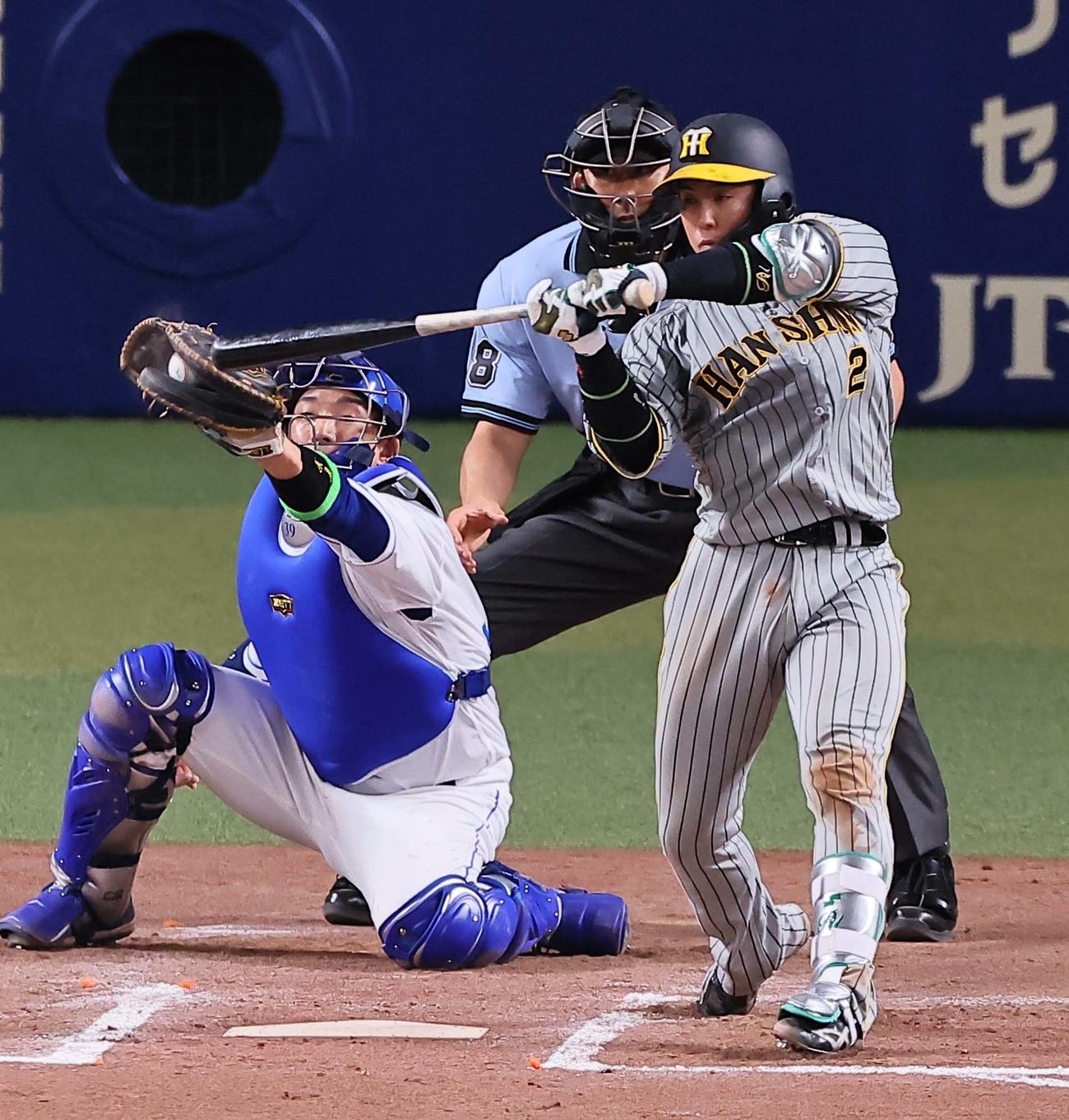 中日対阪神　6回表阪神1死満塁、梅野は押し出し四球を選ぶ（撮影・上田博志）
