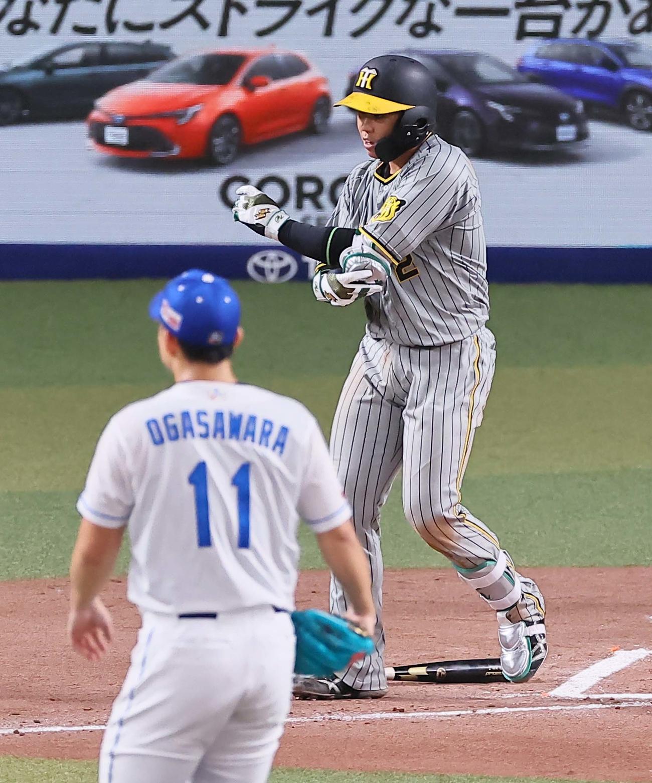 中日対阪神　6回表阪神1死満塁、梅野は押し出し四球を選ぶ（撮影・上田博志）