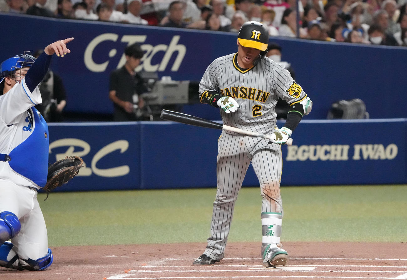 中日対阪神　6回表阪神1死満塁、押し出し四球を選んだ梅野（撮影・森本幸一）
