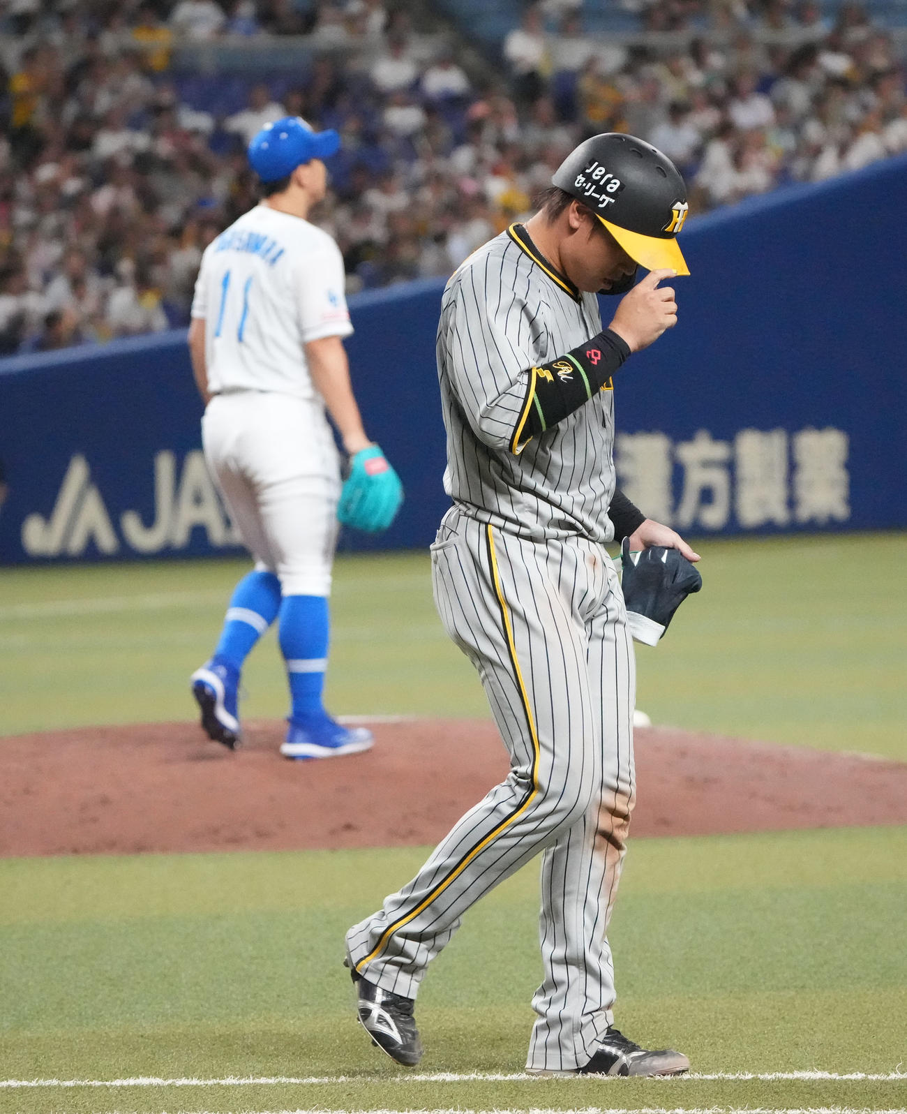中日対阪神　6回表阪神1死満塁、押し出し四球の梅野（右）（撮影・森本幸一）