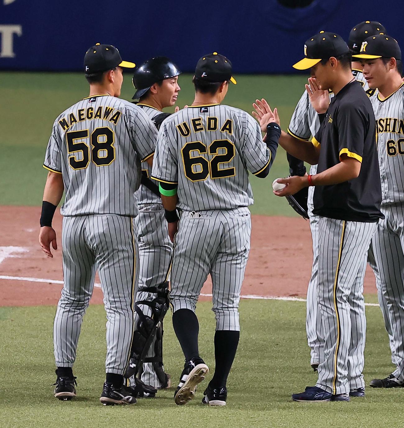 中日対阪神　4勝目をあげた西純（左から4人目）は梅野隆太郎から勝利球を受け取る（撮影・上田博志）