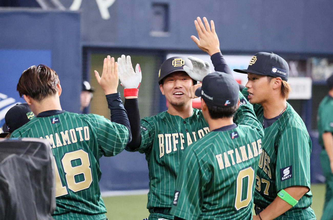 オリックス対楽天　4回裏オリックス無死、頓宮は左越えソロ本塁打を放ちベンチでナインとタッチする。左は山本（撮影・加藤哉）
