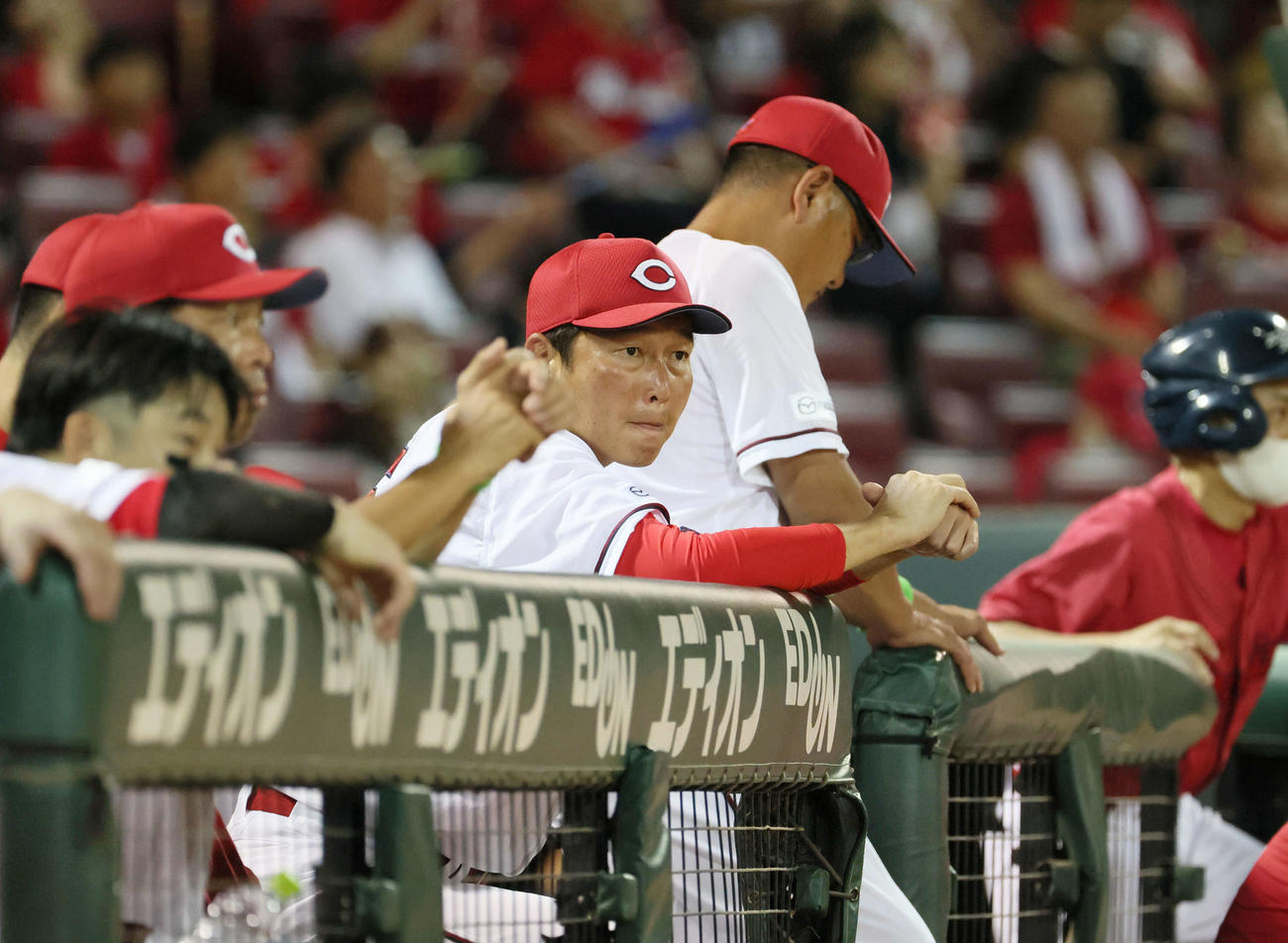 広島対DeNA　敗れた新井貴浩監督（中央）（撮影・加藤孝規）