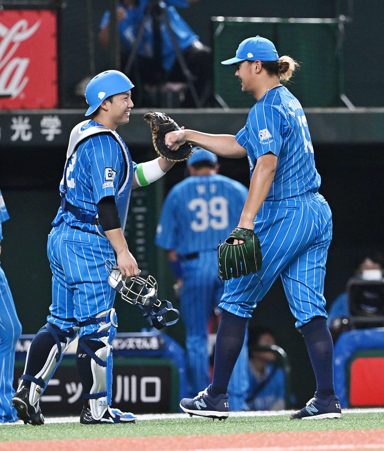 西武対ソフトバンク　4回表を投げ終えた西武先発の高橋（右）は捕手古賀とタッチをかわす（撮影・滝沢徹郎）
