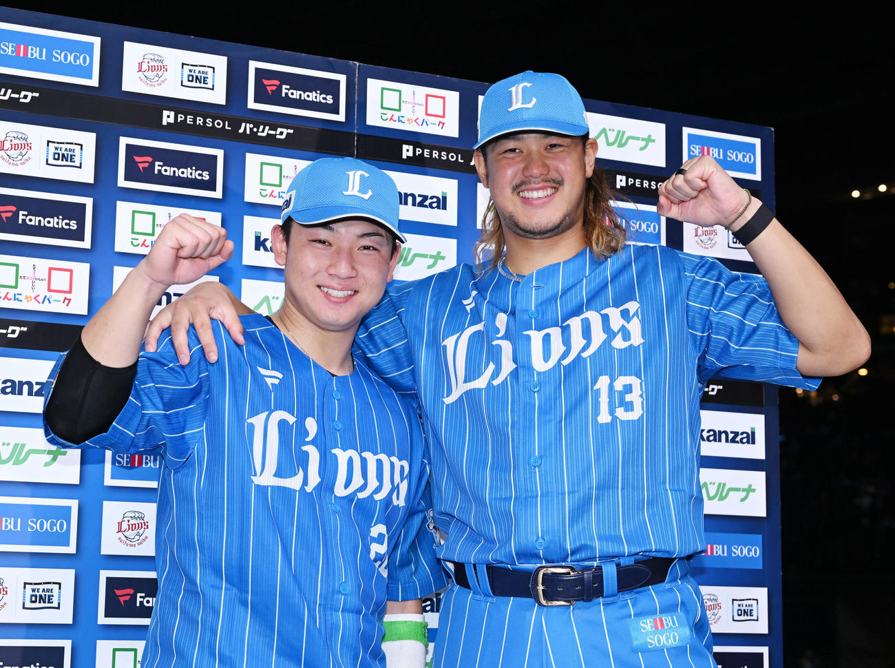 西武対ソフトバンク　ヒーローインタビューを終えポーズを決める西武古賀（左）と高橋（撮影・滝沢徹郎）
