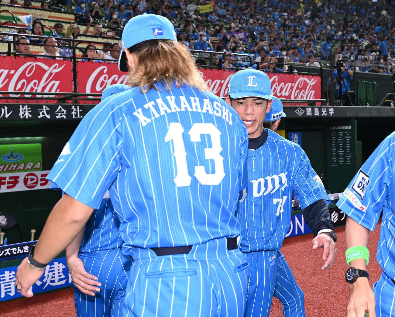 西武対ソフトバンク　試合後、西武松井監督（右）は勝利投手の高橋を迎える（撮影・滝沢徹郎）