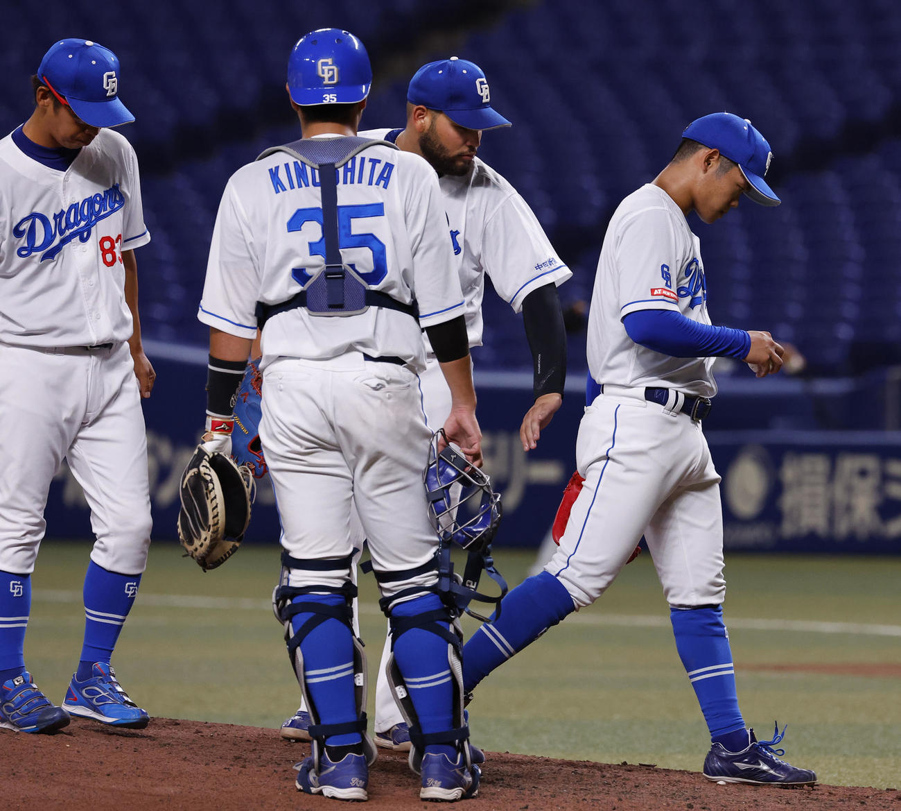 ウエスタン・リーグ中日対阪神　6回表阪神1死満塁、降板する中日根尾（右端）（撮影・藤尾明華）