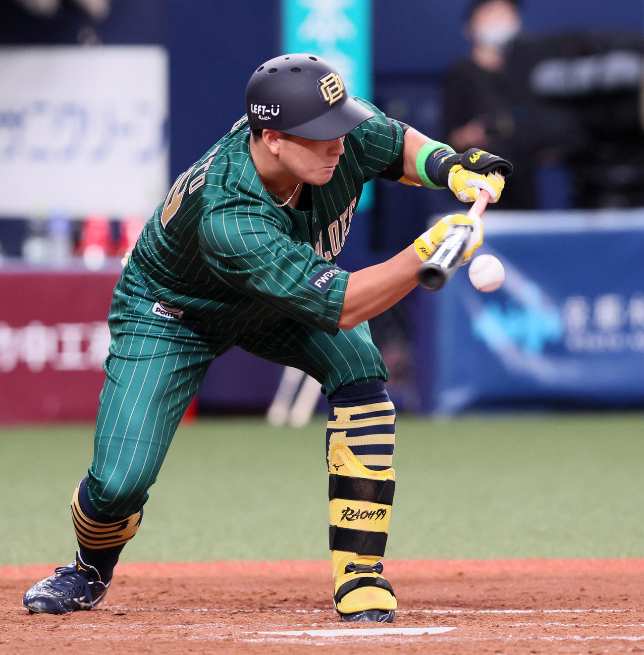 オリックス対楽天　4回裏オリックス無死一塁、杉本はバント犠打を決める（2023年8月1日撮影）