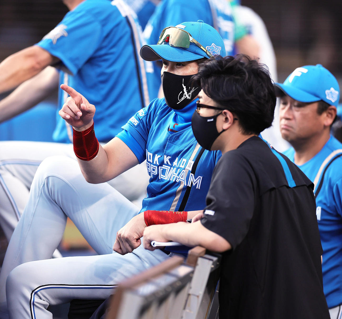 ロッテ対日本ハム　戦況を見つめる日本ハム新庄監督（撮影・足立雅史）