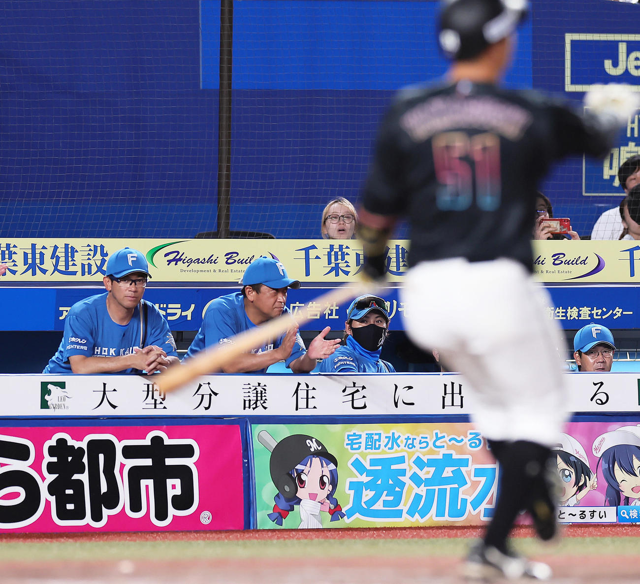 ロッテ対日本ハム　9回裏ロッテ2死、山口（手前）が空振り三振に倒れ試合終了。勝利した新庄監督（後方左から3人目）（撮影・足立雅史）