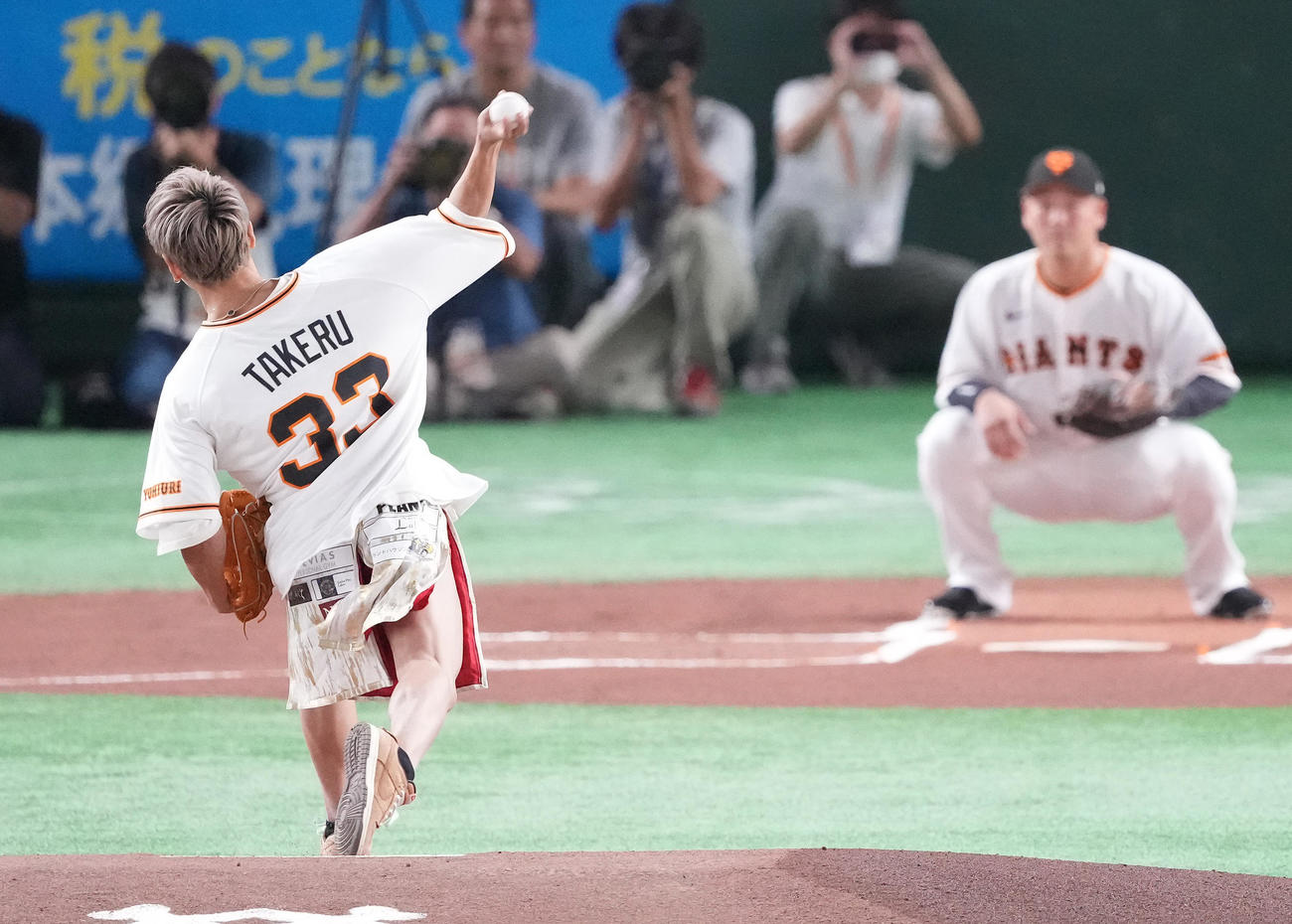 巨人対ヤクルト　始球式を行う武尊（撮影・鈴木みどり）