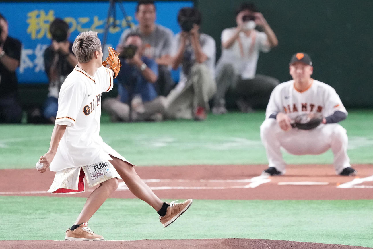 巨人対ヤクルト　始球式を行う武尊（撮影・鈴木みどり）
