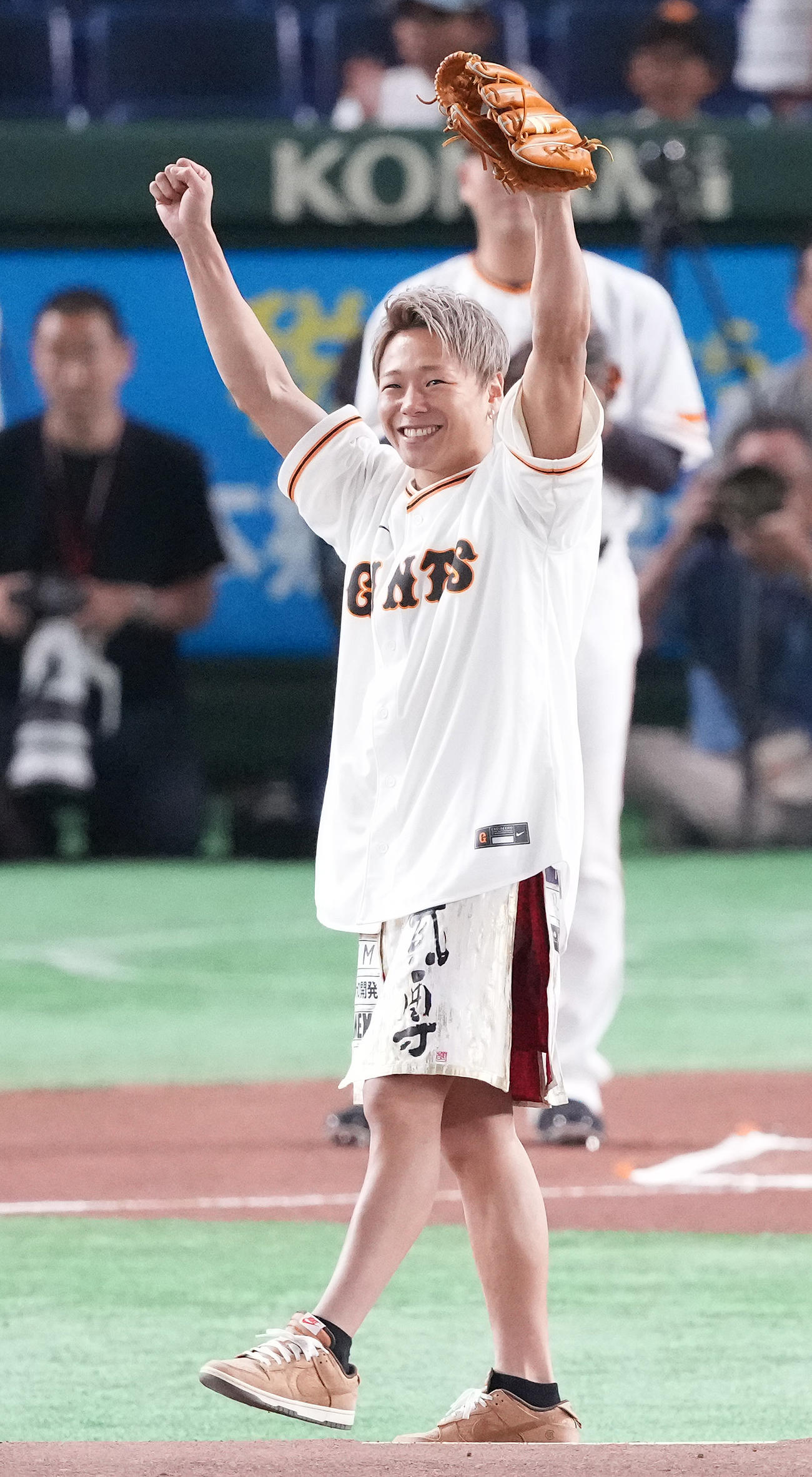 巨人対ヤクルト　始球式を終えた武尊は球速を見てガッツポーズ（撮影・鈴木みどり）
