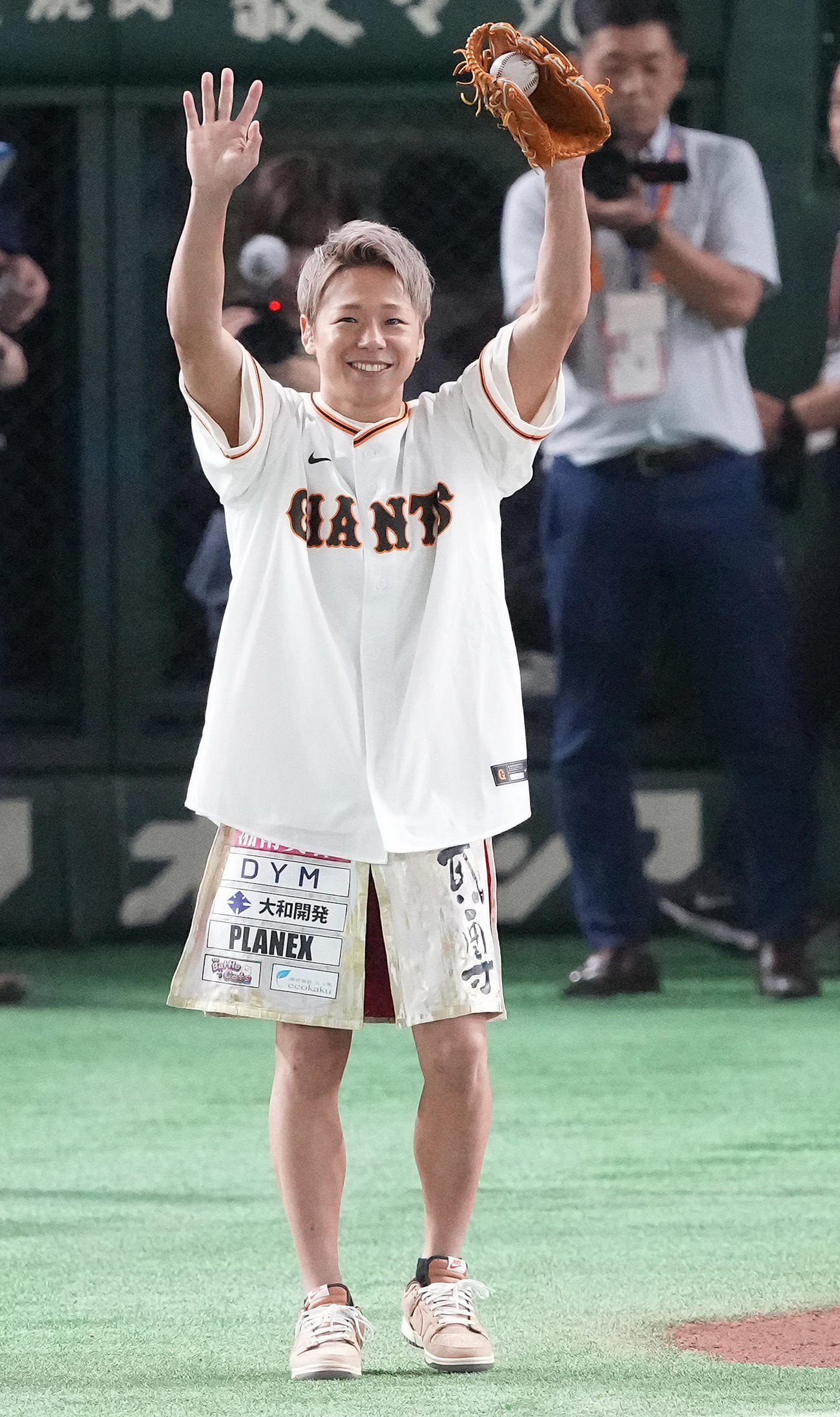 巨人対ヤクルト　始球式を終えた武尊は声援に応える（撮影・鈴木みどり）