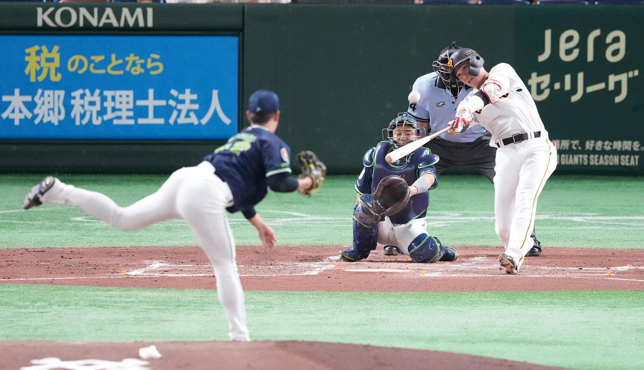 巨人対ヤクルト　1回裏巨人1死、左中間にソロ本塁打を放つ坂本。投手高橋（撮影・鈴木みどり）