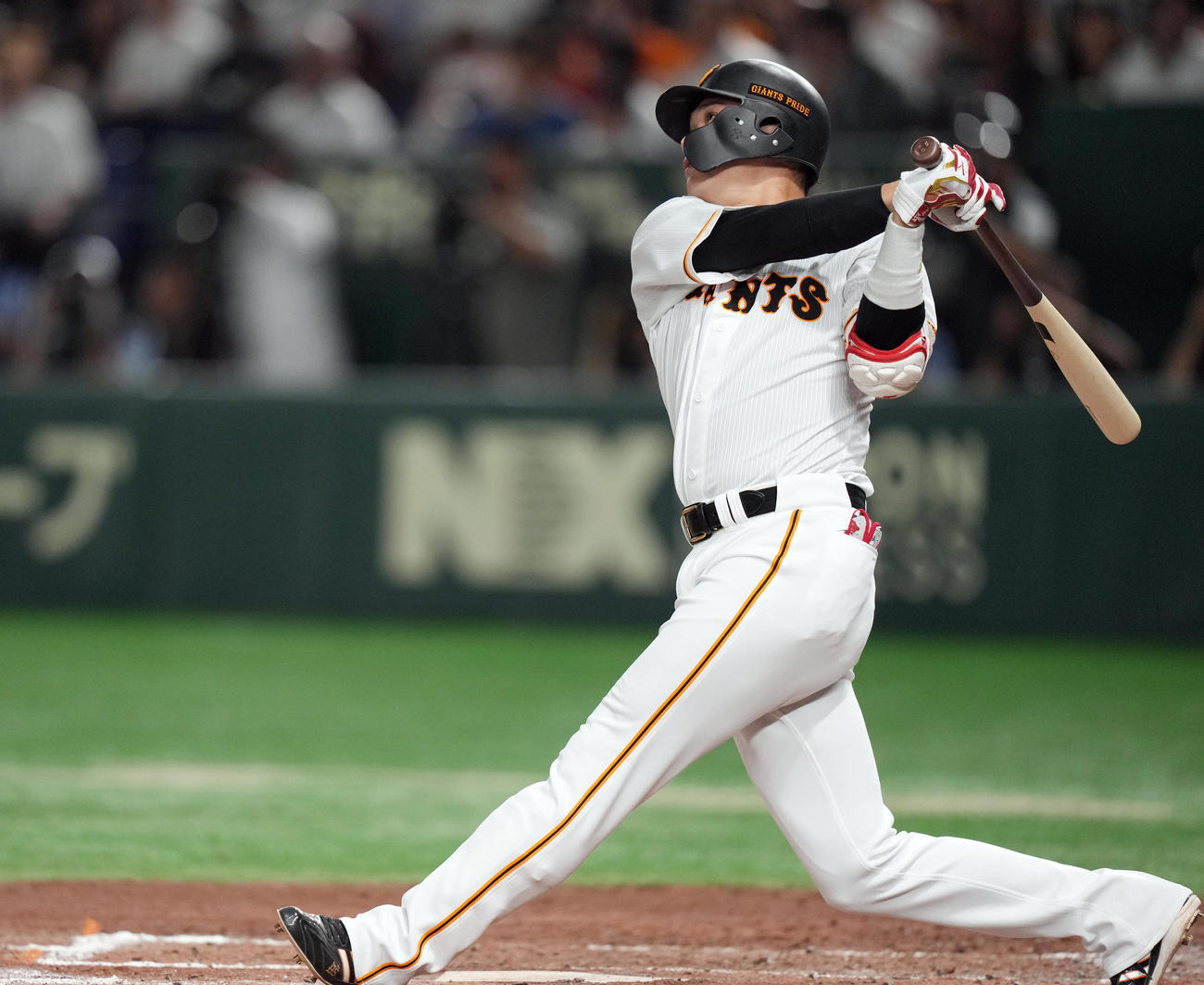 巨人対ヤクルト　2回裏巨人2死一塁、2点本塁打を放つ坂本（撮影・狩俣裕三）