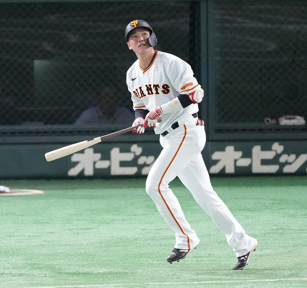 巨人対ヤクルト　1回裏巨人1死、左中間にソロ本塁打を放つ坂本。投手高橋（撮影・鈴木みどり）