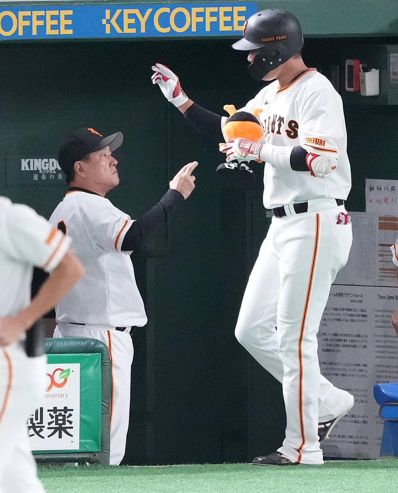 巨人対ヤクルト　1回裏巨人1死、左中間にソロ本塁打を放った坂本（右）を迎える原監督（撮影・鈴木みどり）