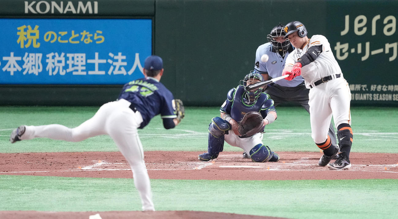 巨人対ヤクルト　1回裏巨人1死二塁、左越え2点本塁打を放つ岡本和。投手高橋（撮影・鈴木みどり）