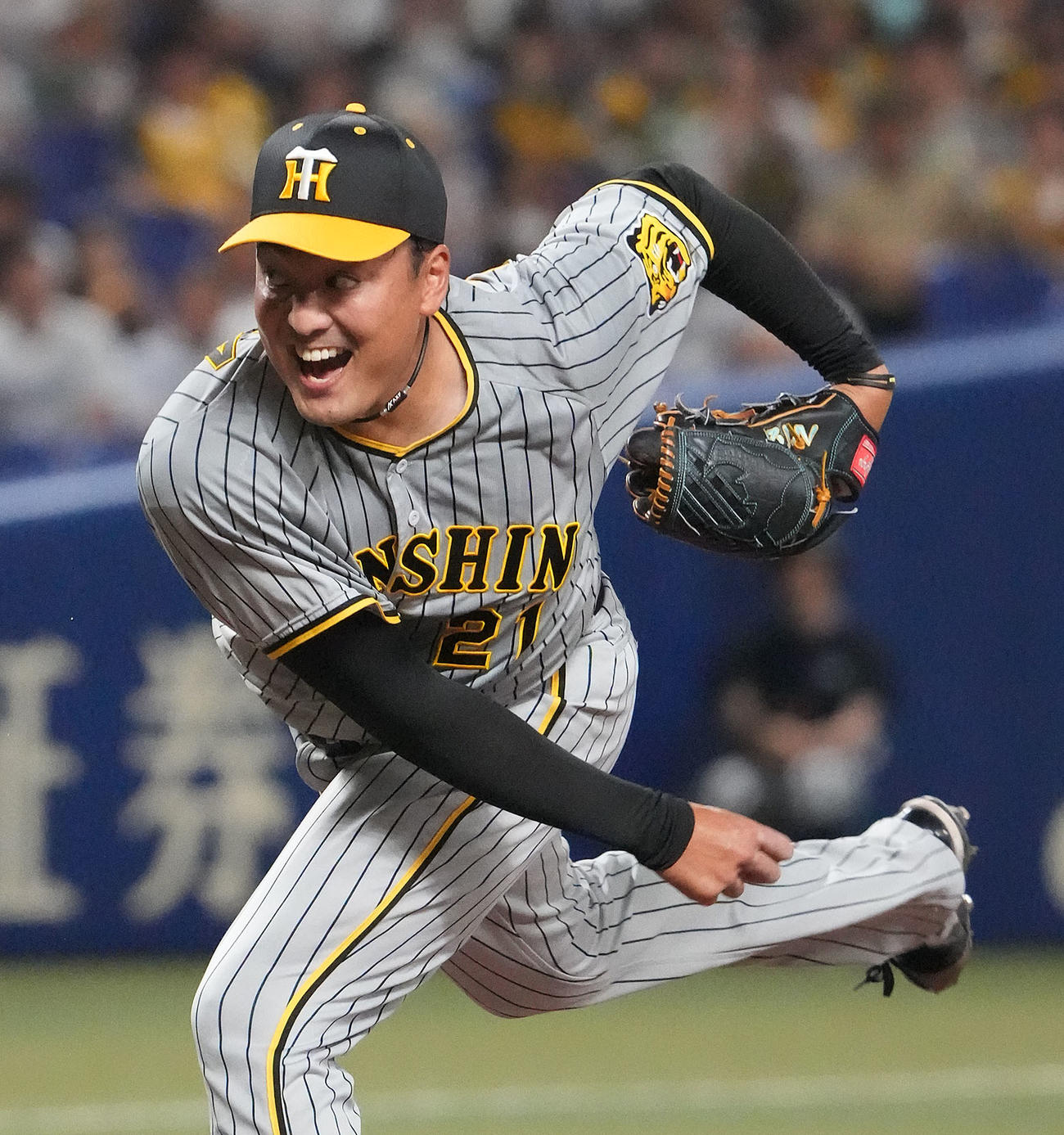 中日対阪神　力投する阪神先発の秋山（撮影・森本幸一）