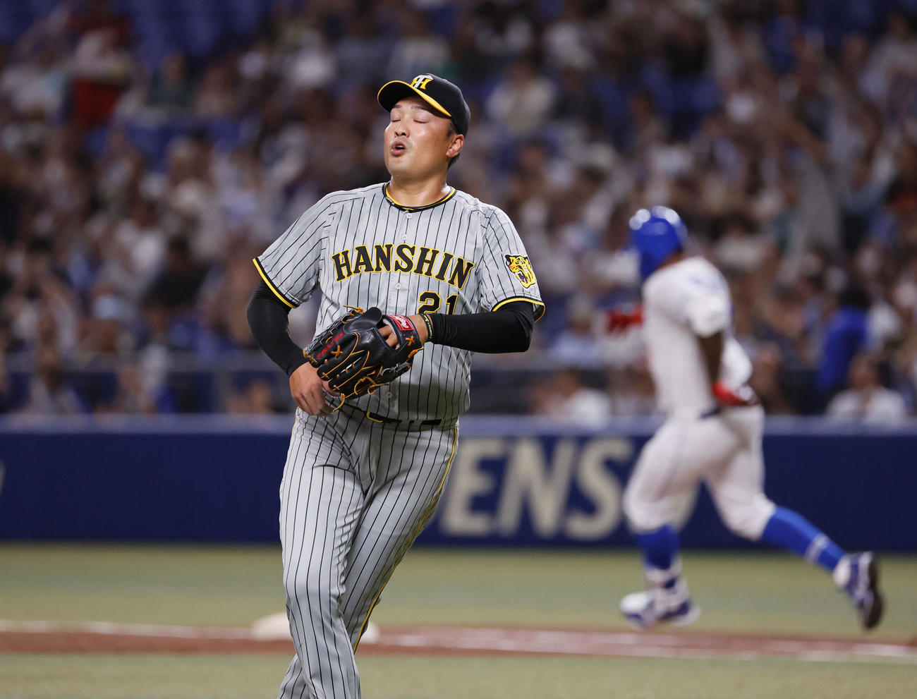 中日対阪神　2回裏中日2死三塁、メヒア（右）に左越えの適時二塁打を許した阪神秋山（撮影・藤尾明華）
