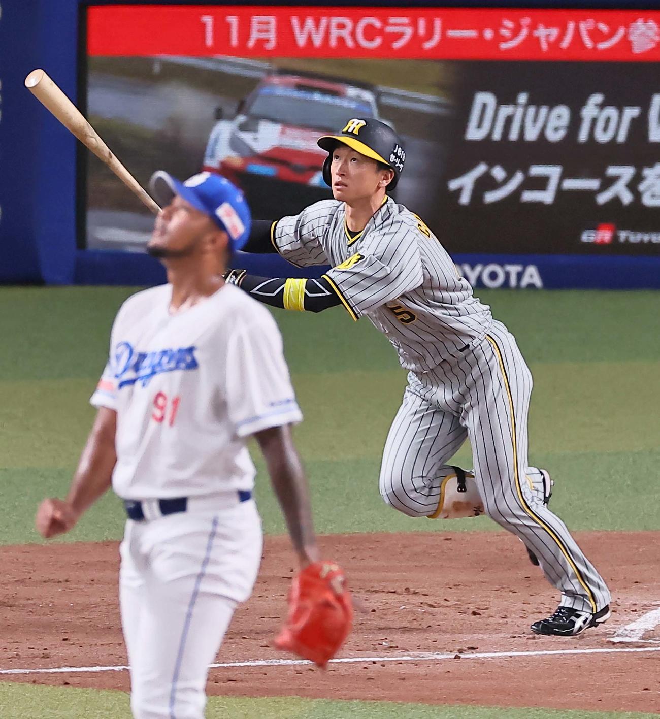 中日対阪神　3回表阪神2死、近本は右越えに同点ソロ本塁打を放つ（撮影・上田博志）