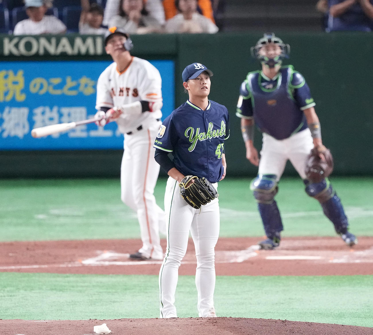 巨人対ヤクルト　1回裏巨人1死、坂本に左中間へのソロ本塁打を浴びる高橋（撮影・鈴木みどり）