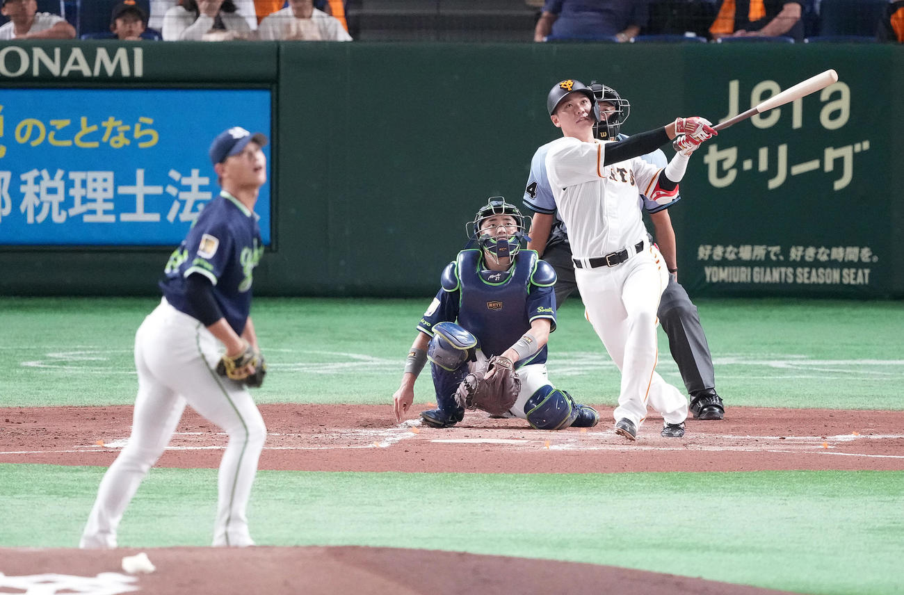 巨人対ヤクルト　1回裏巨人1死、左中間にソロ本塁打を放つ坂本。投手高橋（撮影・鈴木みどり）