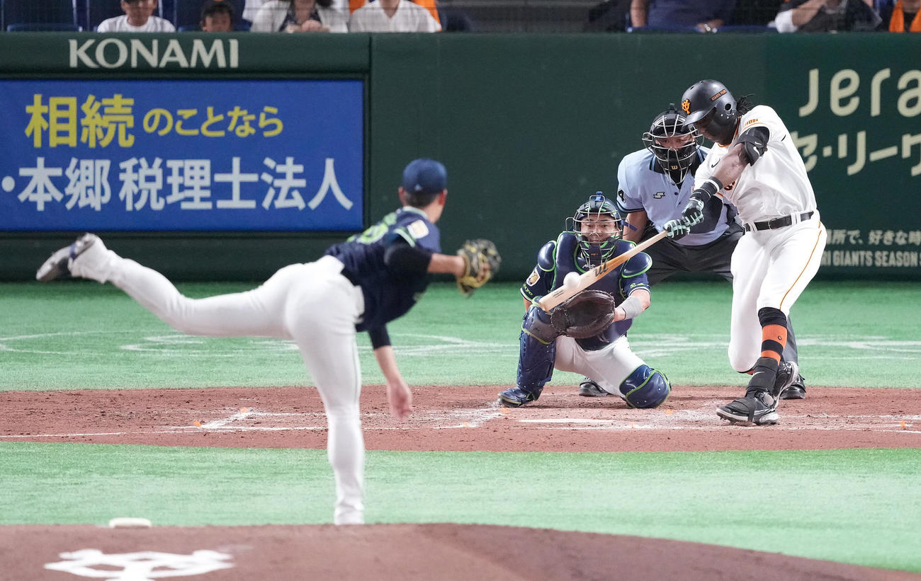 巨人対ヤクルト　2回裏巨人無死、左中間にソロ本塁打を放つブリンソン。投手高橋（撮影・鈴木みどり）