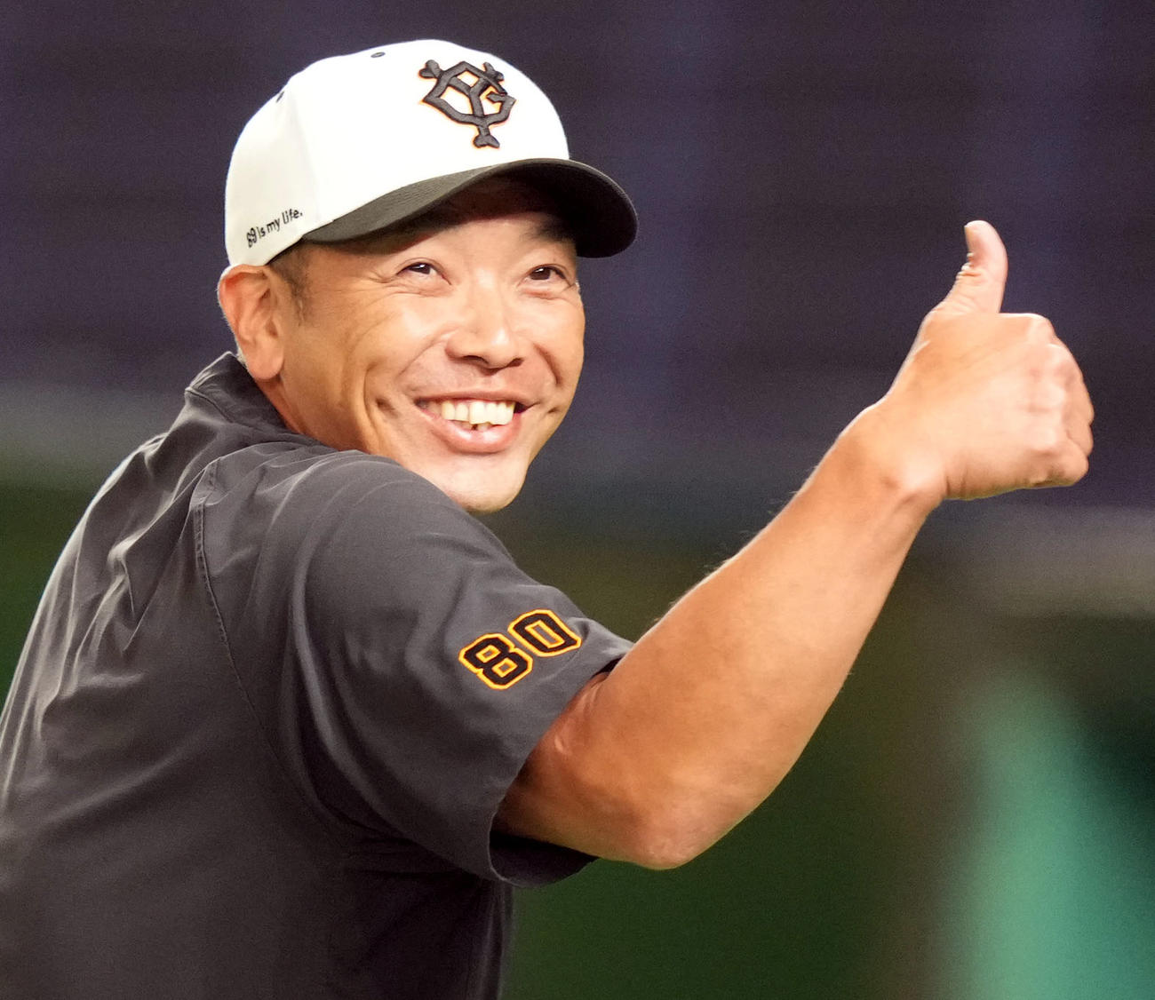 巨人対ヤクルト　試合前、笑顔でサムズアップをする阿部ヘッド兼バッテリーコーチ（撮影・狩俣裕三）