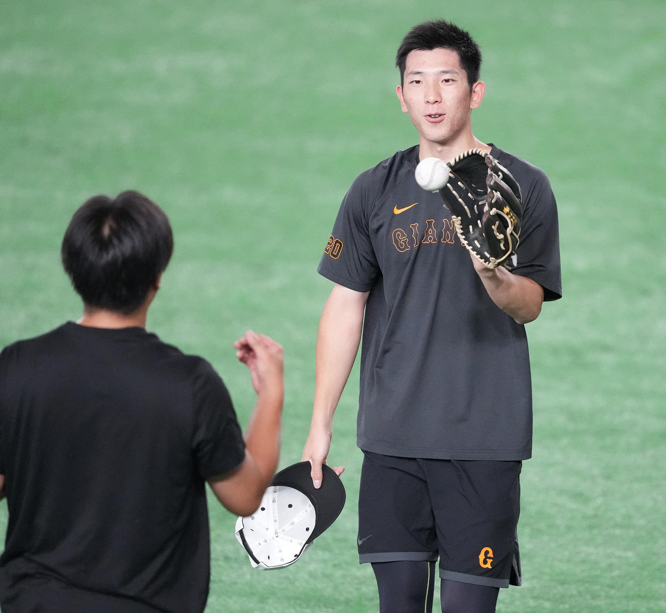 巨人対ヤクルト　試合前練習のキャッチボールを終えた巨人戸郷（撮影・鈴木みどり）