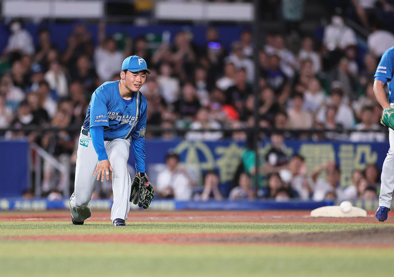 ロッテ対日本ハム　3回裏ロッテ無死一塁、友杉の飛球を落球する三塁手清宮（撮影・足立雅史）