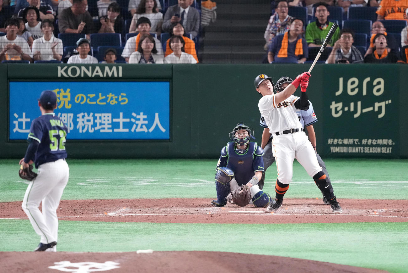 巨人対ヤクルト　5回裏巨人無死、左中間にソロ本塁打を放つ岡本和。投手尾仲（撮影・鈴木みどり）