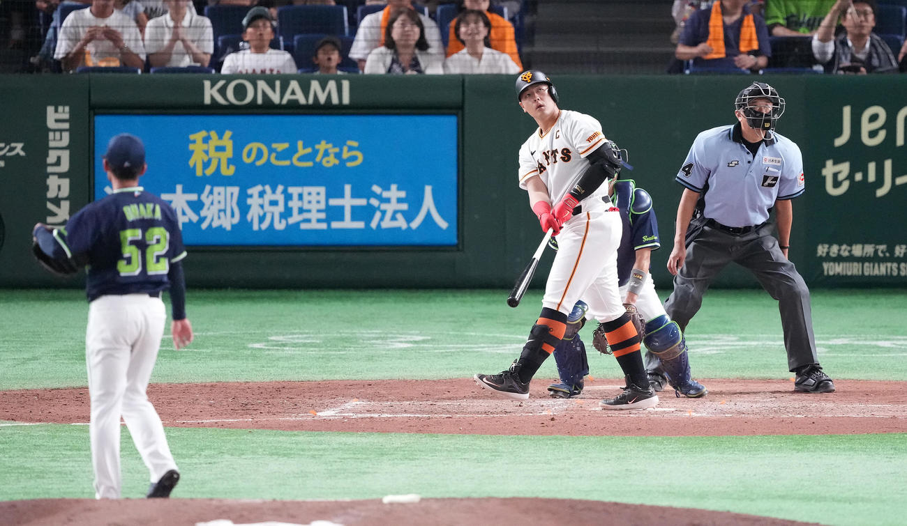 巨人対ヤクルト　5回裏巨人無死、左中間にソロ本塁打を放つ岡本和。投手尾仲（撮影・鈴木みどり）