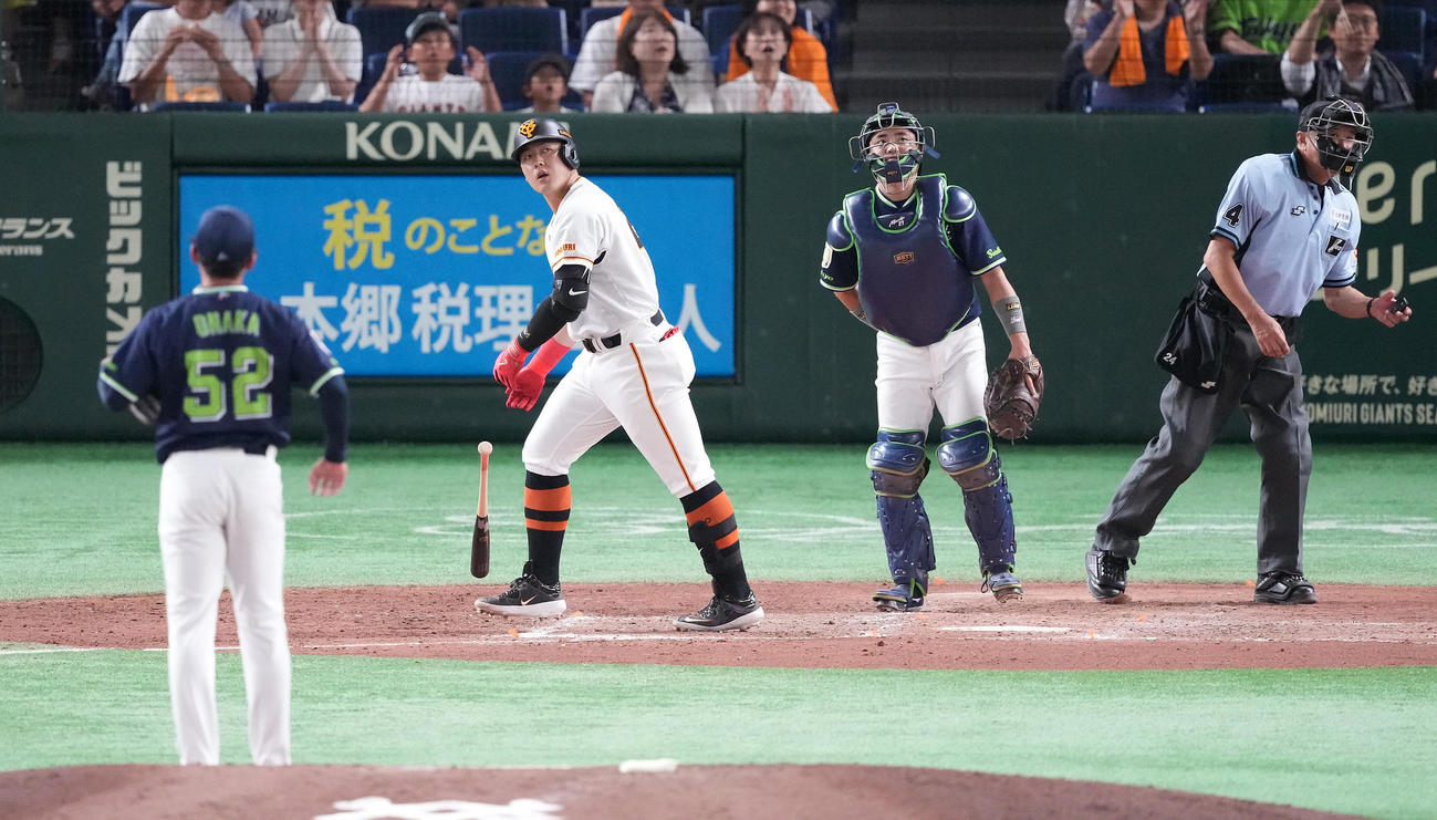 巨人対ヤクルト　5回裏巨人無死、左中間にソロ本塁打を放つ岡本和。投手尾仲（撮影・鈴木みどり）