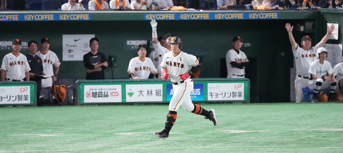 巨人対ヤクルト　5回裏巨人無死、左中間にソロ本塁打を放ち、一塁へ向かう岡本和（撮影・鈴木みどり）
