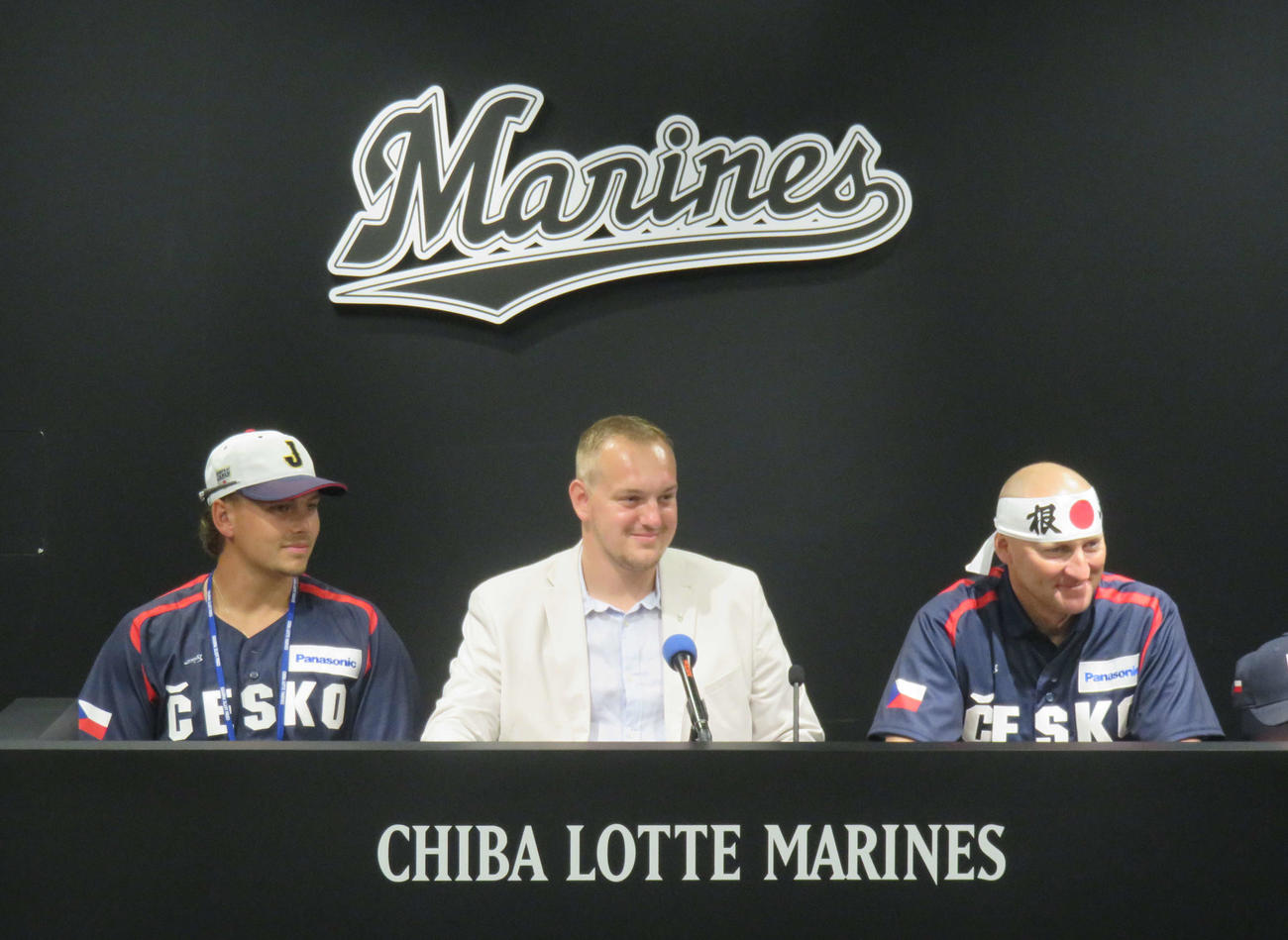WBC以来の再来日で会見に臨んだチェコ代表の3人。左から内野手ムジーク、投手エルコリ、ハジム監督