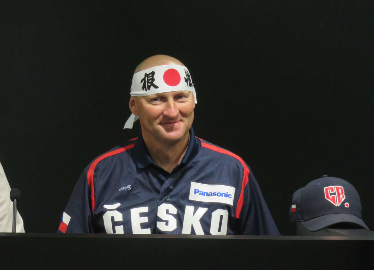 「根性」ハチマキで会見に臨むWBCチェコ代表のハジム監督