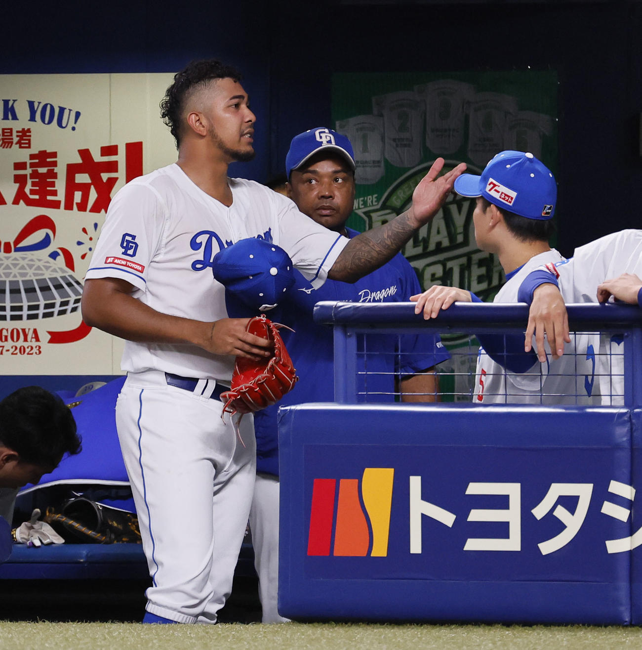中日対阪神　4回、投手交代を告げらた中日メヒア（左）（撮影・藤尾明華）