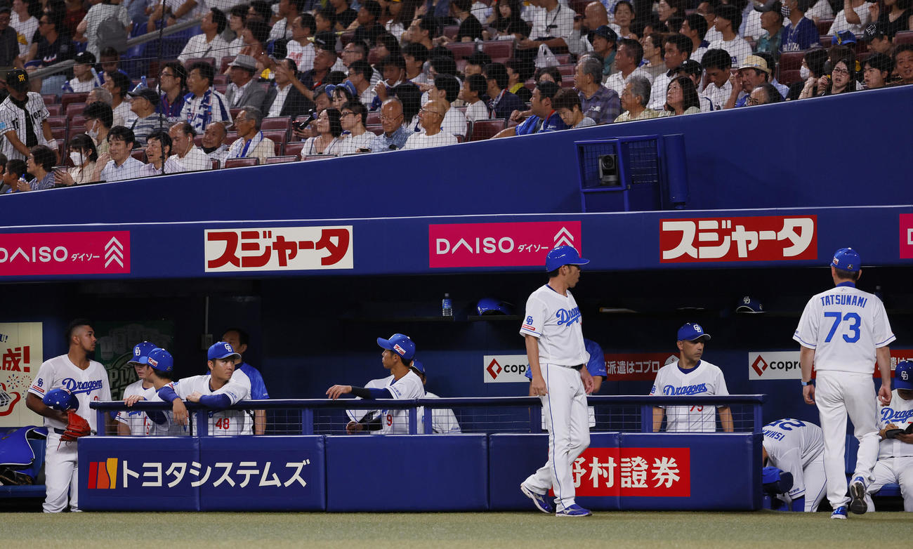 中日対阪神　4回、投手交代を告げベンチに戻る中日立浪監督（右端）とぼうぜんとするメヒア（左端）（撮影・藤尾明華）