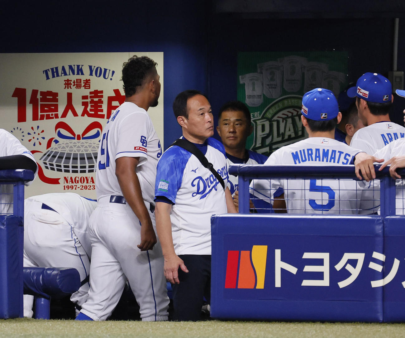 中日対阪神　4回、交代を告げられベンチ裏に向かうメヒア（左から2人目）（撮影・藤尾明華）