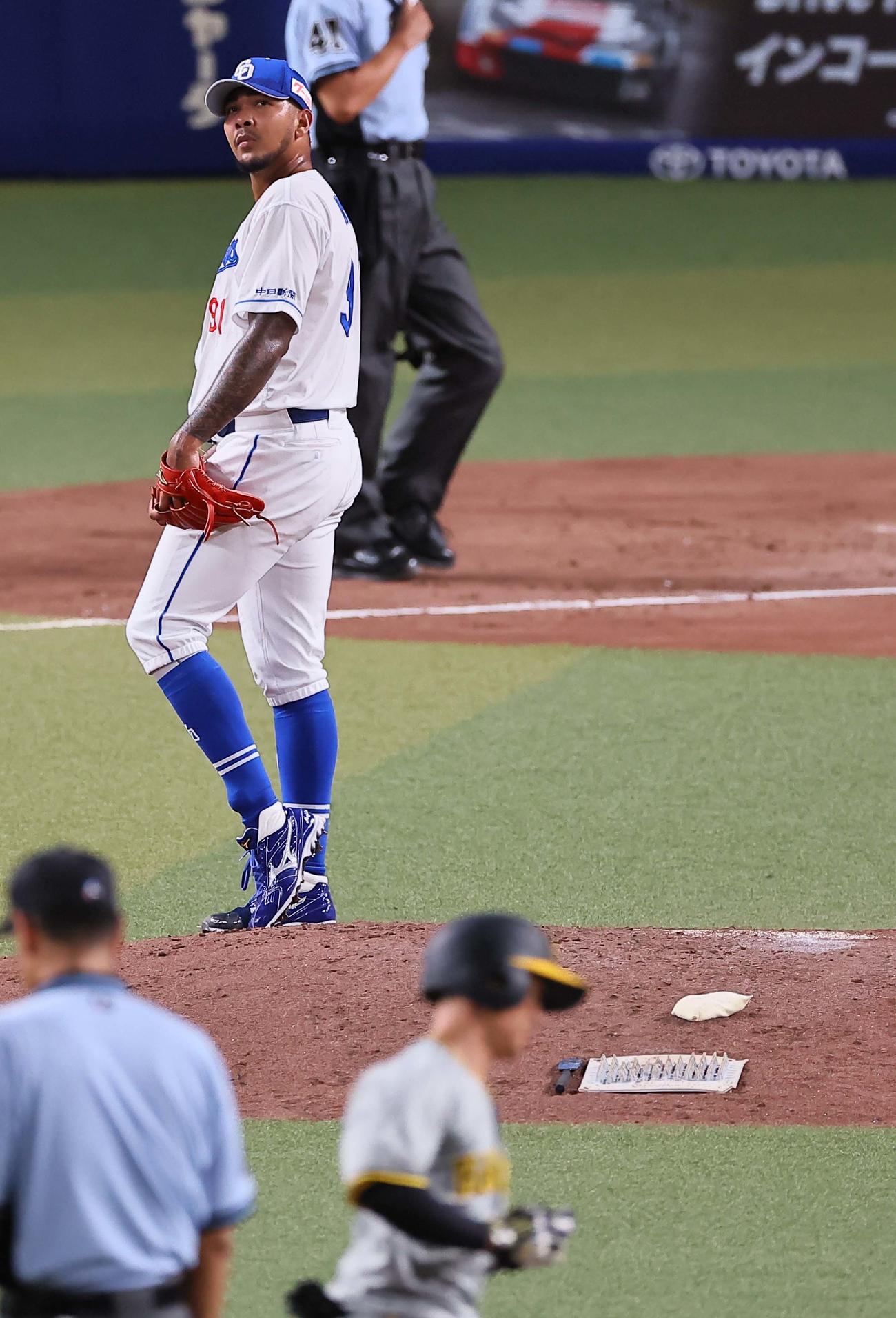 中日対阪神　3回表阪神2死、メヒアは近本に右越え同点ソロ本塁打を浴びる（撮影・上田博志）