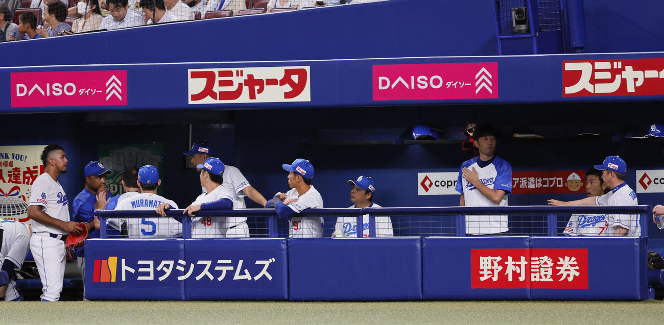 中日対阪神　4回、投手交代を告げらた中日メヒア（左端）と立浪監督（右端）（撮影・藤尾明華）