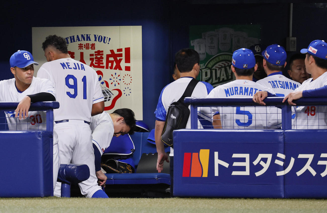 中日対阪神　4回、メヒア（左から2人目）の交代を告げベンチ裏に向かう立浪監督（右から2人目）（撮影・藤尾明華）