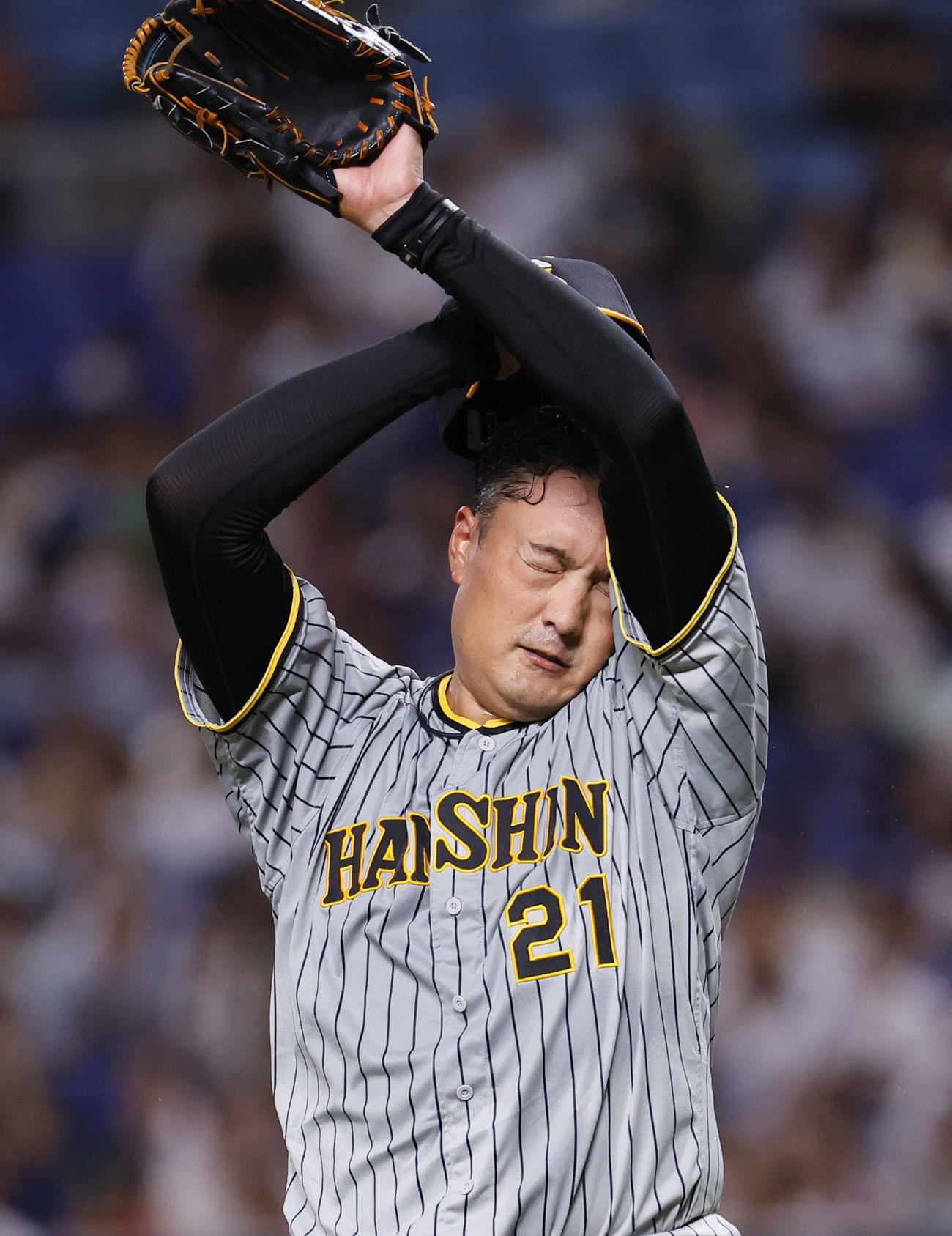 中日対阪神　5回裏中日1死二塁、汗をぬぐう阪神秋山（撮影・藤尾明華）