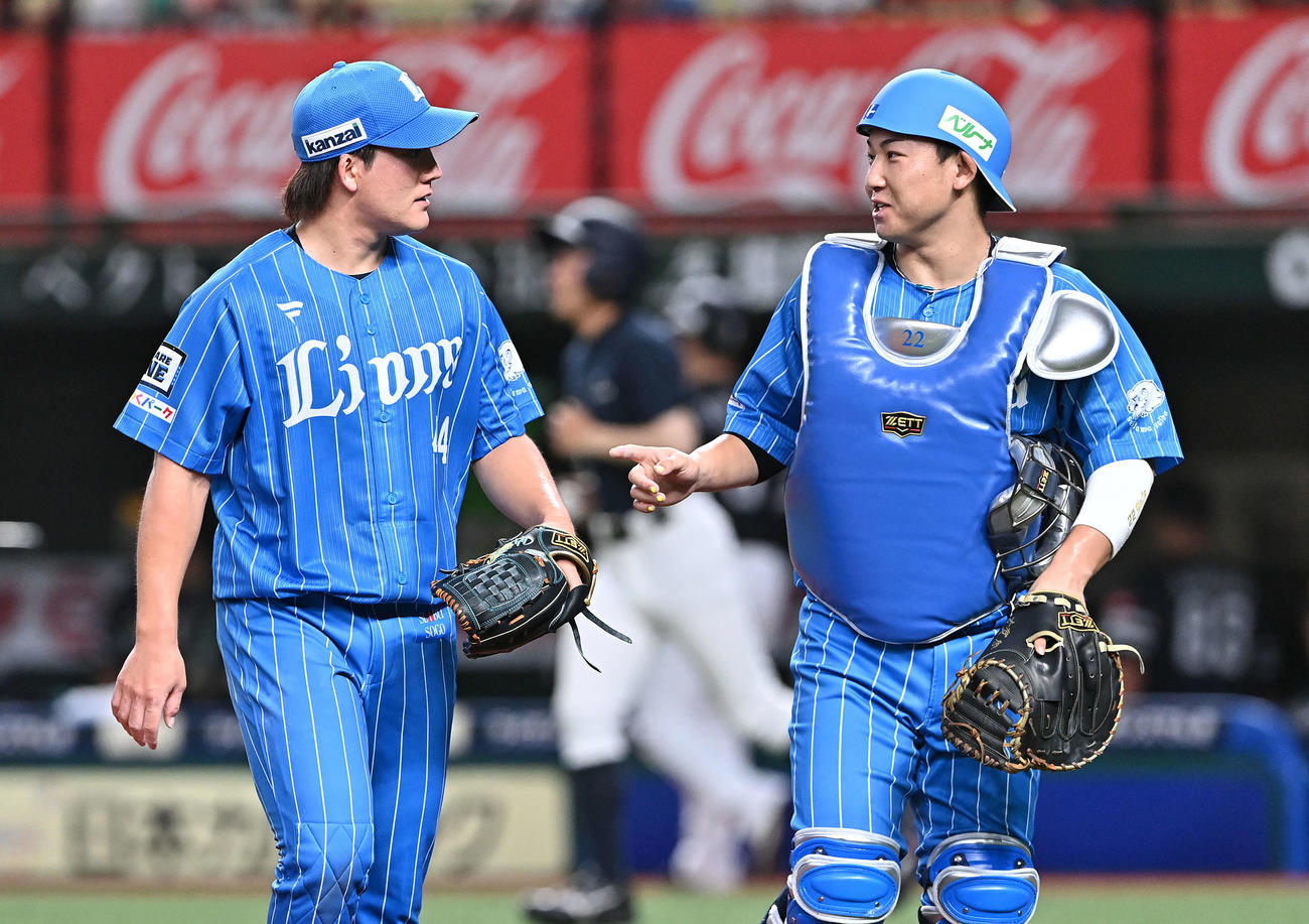 西武対ソフトバンク　1回表を投げ終えた西武先発の与座（左）は捕手古賀と引き揚げる（撮影・滝沢徹郎）